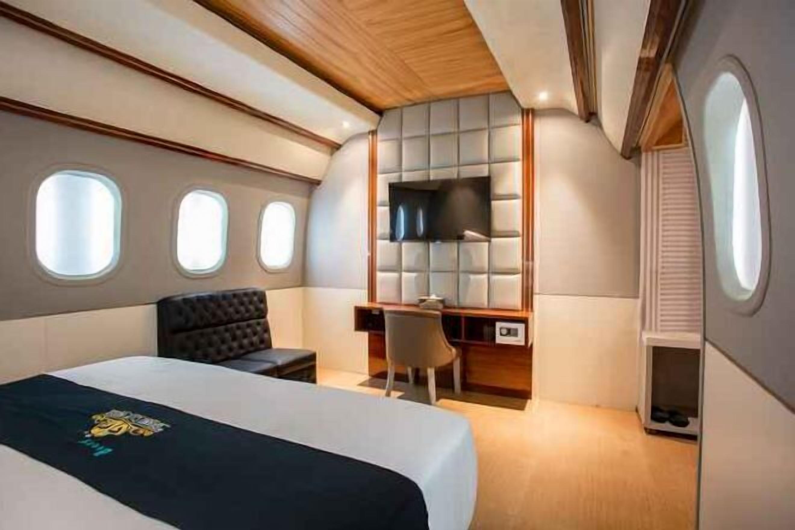 Premium bedding, desk, free WiFi