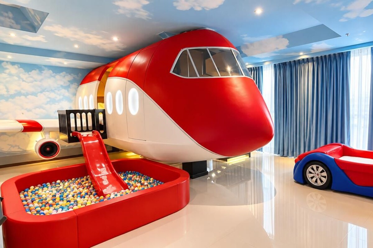 AIRPLANE THEME | Front of property