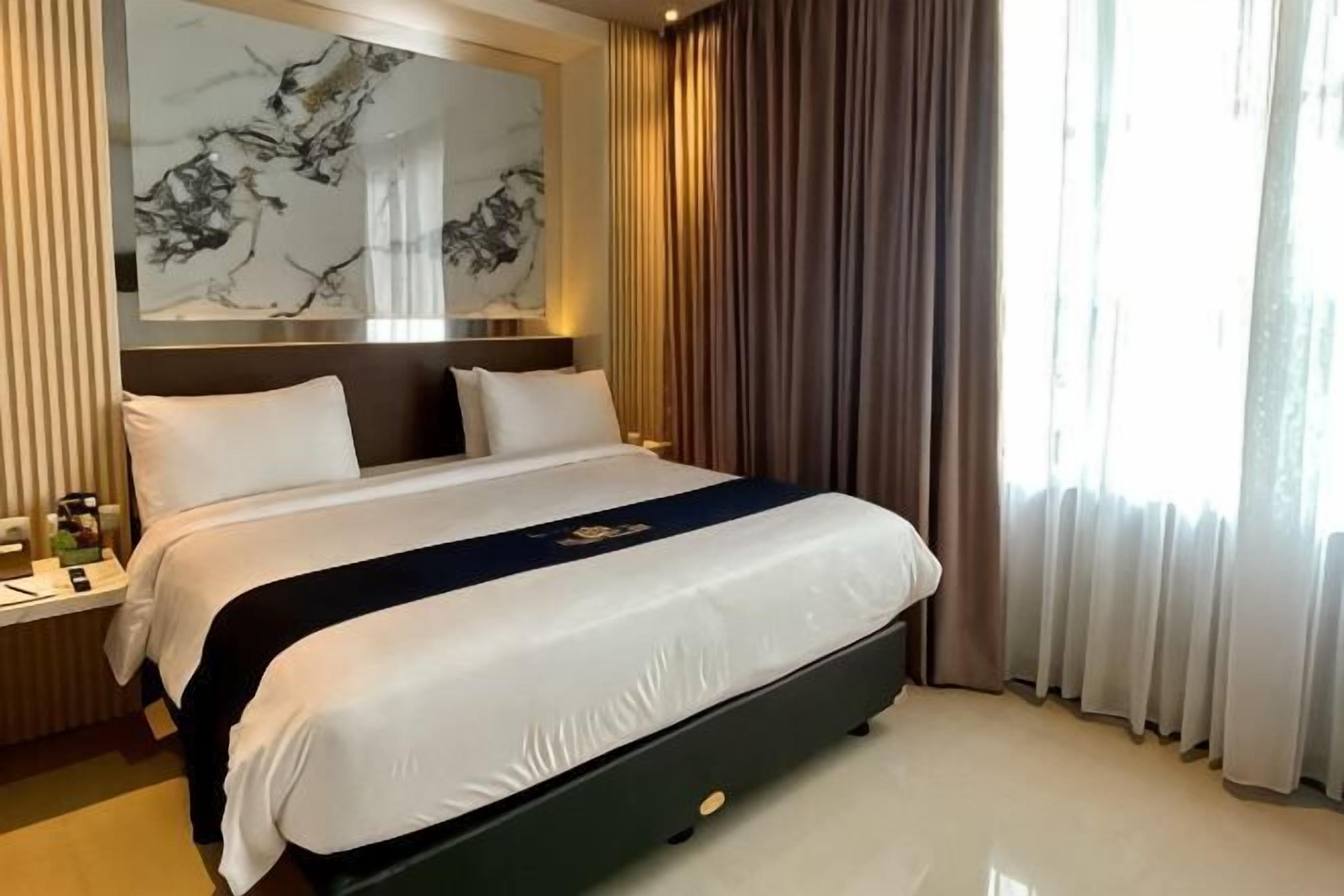 Premium bedding, desk, free WiFi
