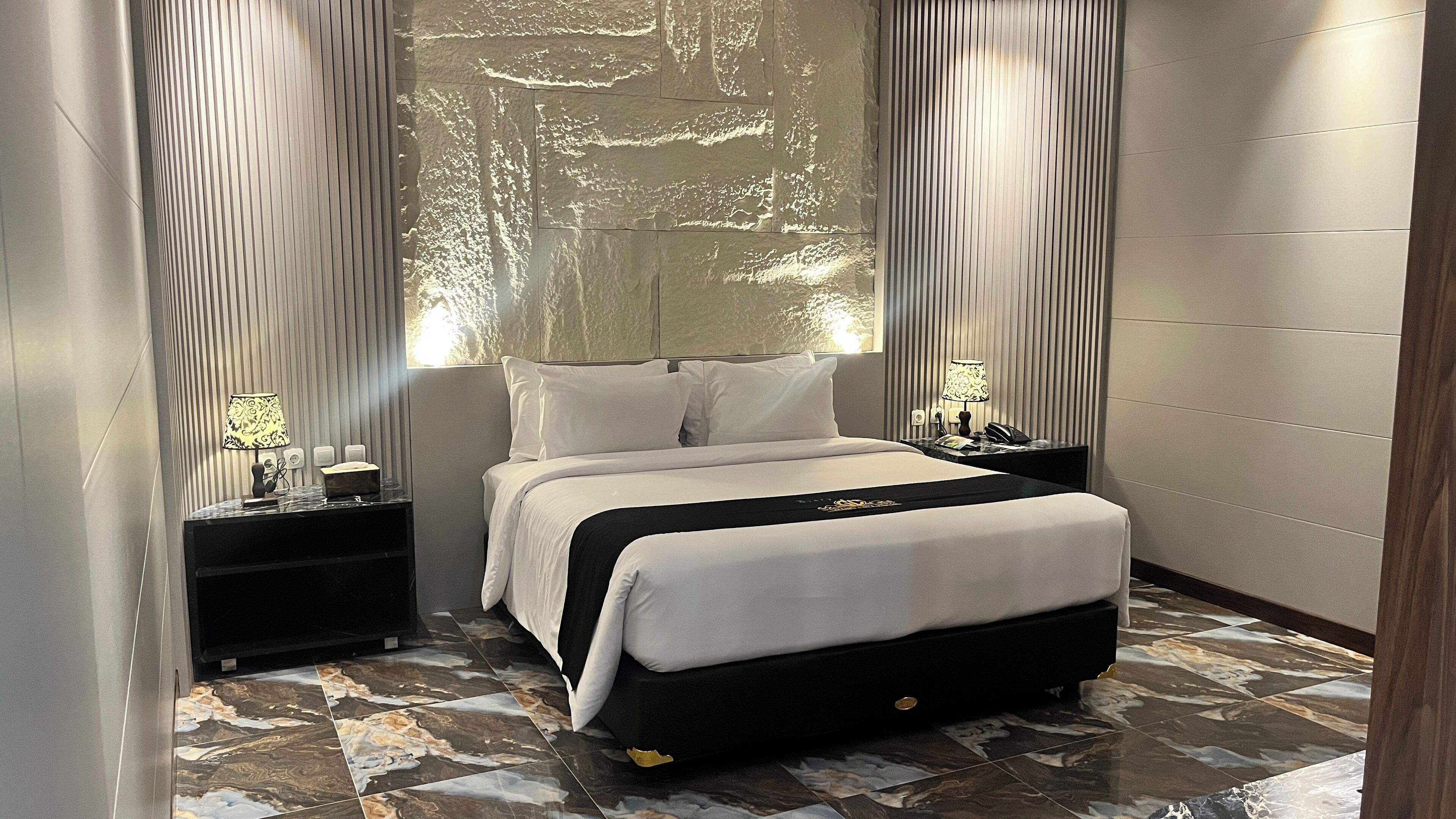 Royal Studio | Premium bedding, desk, free WiFi