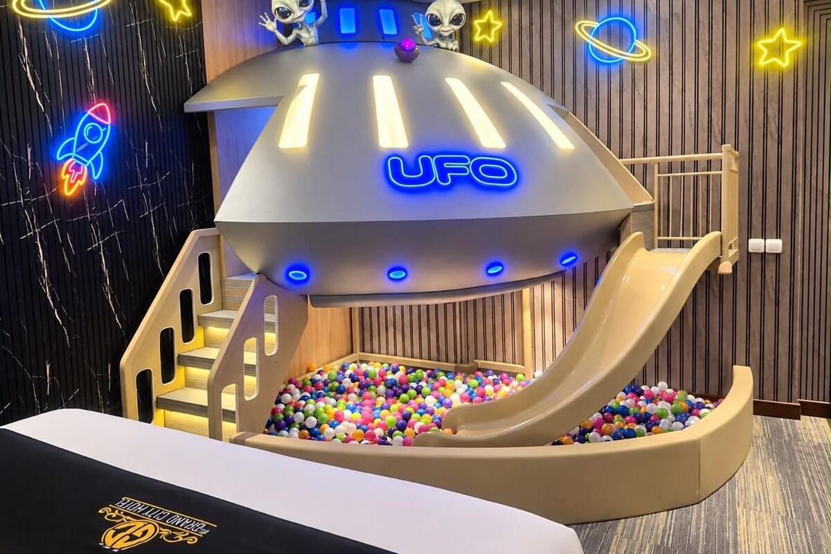 Mini Theme UFO Room | 고급 침구, 책상, 간이 침대, 무료 WiFi