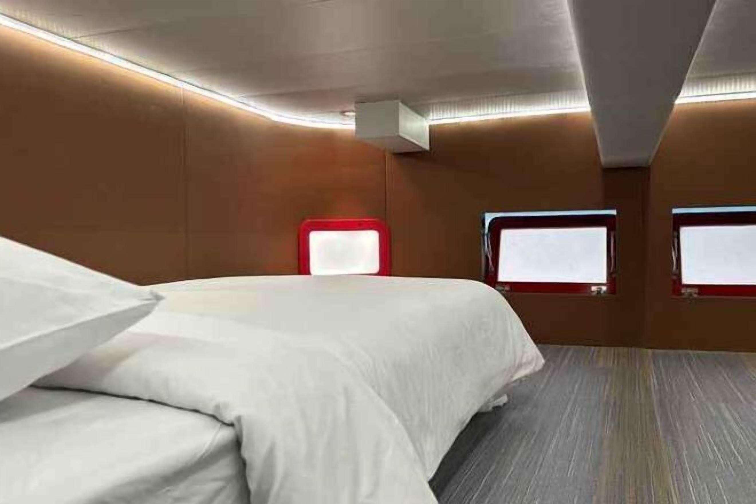 Roupas de cama premium, escrivaninha, Wi-Fi de cortesia