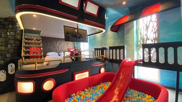 CRUISE THEME | Premium bedding, desk, free WiFi