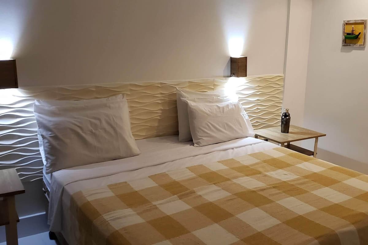 Quarto casal conforto, vista para a montanha | Escrivaninha, espaço de trabalho para notebook, Wi-Fi de cortesia