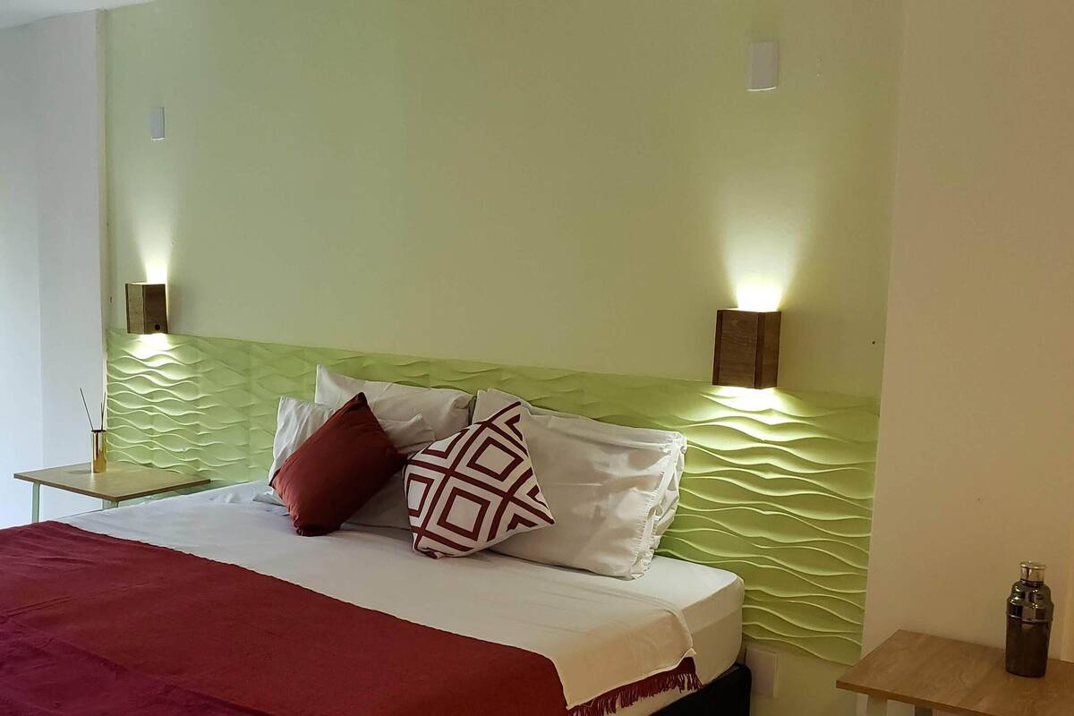 Quarto triplo conforto, vista parcial para o mar | Escrivaninha, espaço de trabalho para notebook, Wi-Fi de cortesia