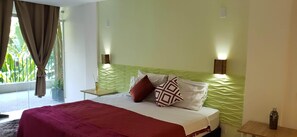 Quarto triplo conforto, vista parcial para o mar | Escrivaninha, espaço de trabalho para notebook, Wi-Fi de cortesia