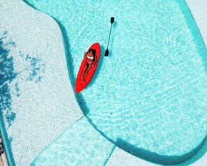 Piscina externa, funciona das 8h às 22h, guarda-sóis, espreguiçadeiras