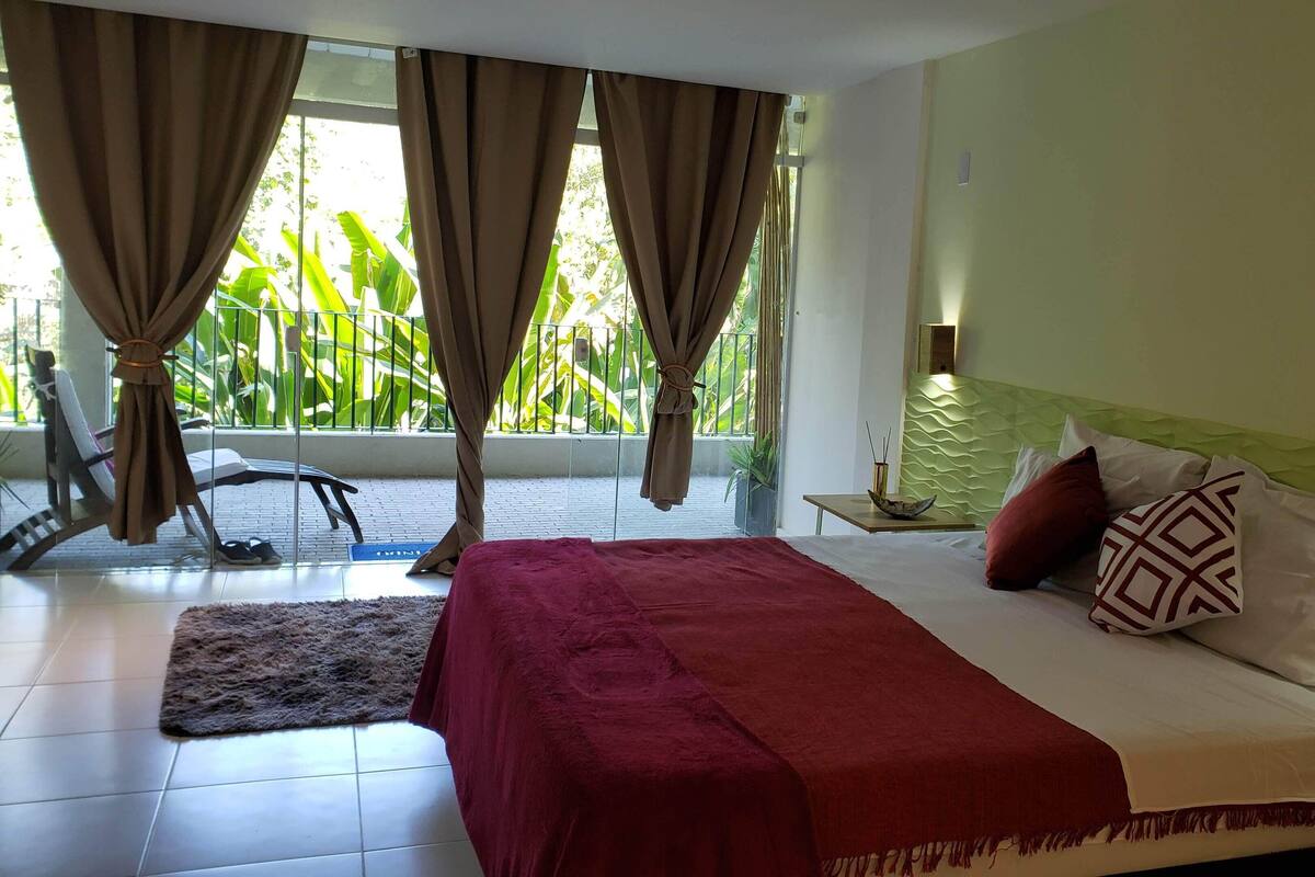 Quarto triplo conforto, vista parcial para o mar | Escrivaninha, espaço de trabalho para notebook, Wi-Fi de cortesia