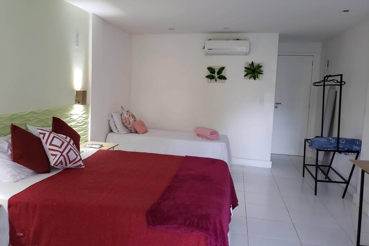 Quarto triplo conforto, vista parcial para o mar | Escrivaninha, espaço de trabalho para notebook, Wi-Fi de cortesia