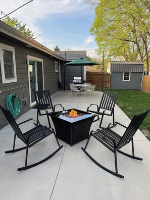 Outdoor dining - Wildcat Ridge,gorgeous,great location,modern,sleeps 9 (Manhattan)