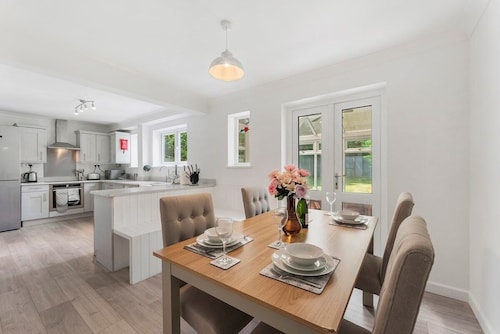 Woodland retreat - parking - sleeps up to 11