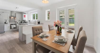 Woodland retreat - parking - sleeps up to 11