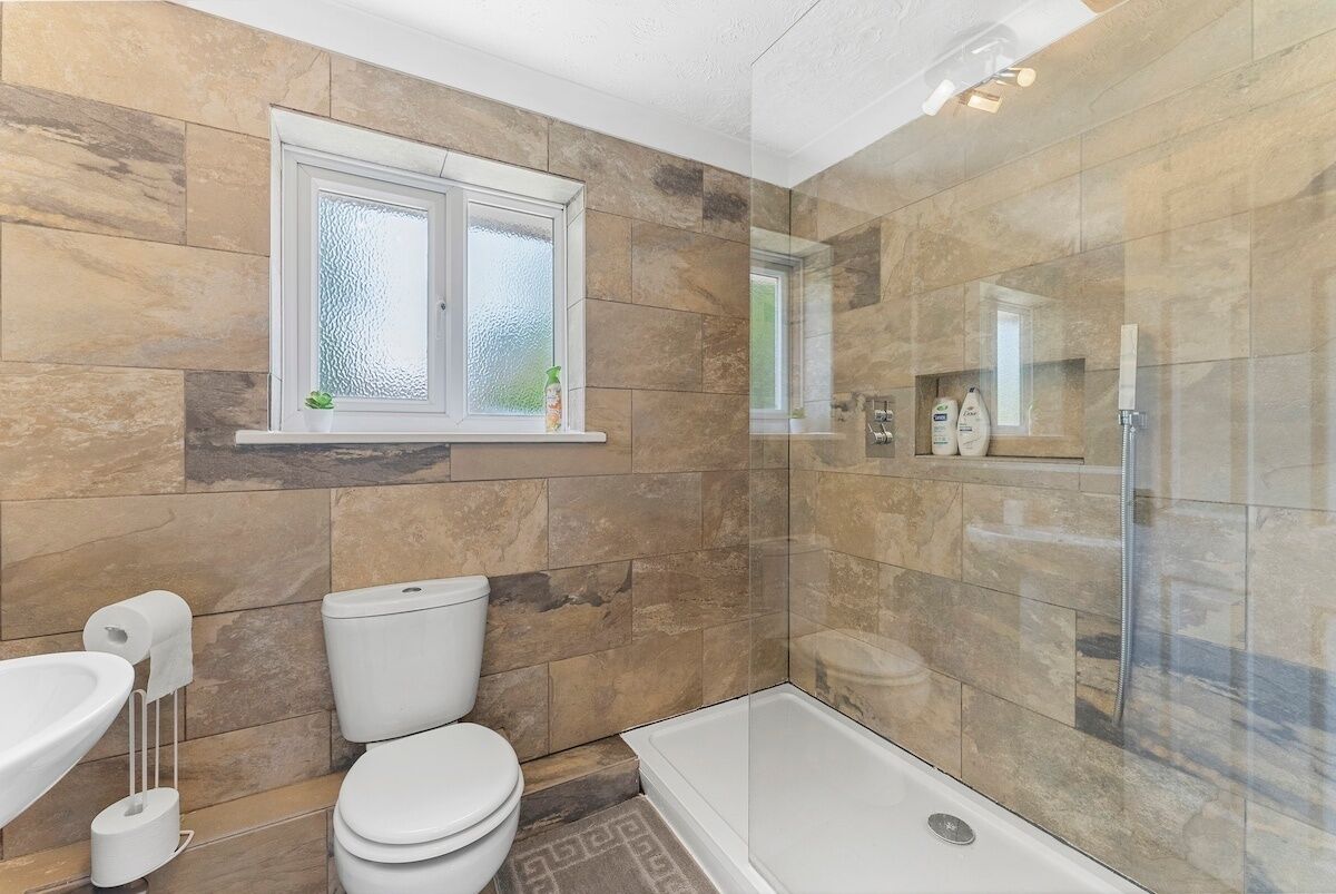 Ein Badezimmer mit Toilette, Bidet und einer Duschkabine.