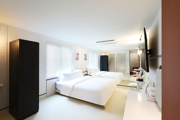 Habitación doble Deluxe | Ropa de cama de alta calidad, edredón, insonorización y wifi gratis