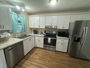 Geladeira, micro-ondas, fogão, cooktop