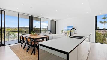 Apartamento, 2 quartos | Área de estar | TV de tela plana