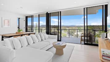 Apartamento, 2 quartos | Área de estar | TV de tela plana