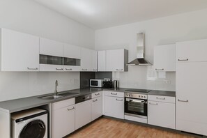 Fridge, microwave, oven, stovetop - Outstanding Neubau 3BR w/ Elevator & Laundry, by Blueground (Vienna)