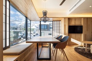 Habitación cuádruple de lujo | Zona de estar | Una televisión