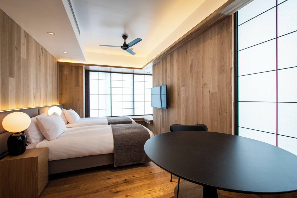 خزنة داخل الغرفة ومكتب ومساحة عمل للكمبيوتر المحمول وستائر تعتيم