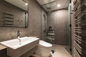 Chambre Supérieure Double ou avec lits jumeaux | Salle de bain | Douche, sÚche-cheveux, chaussons, serviettes fournies