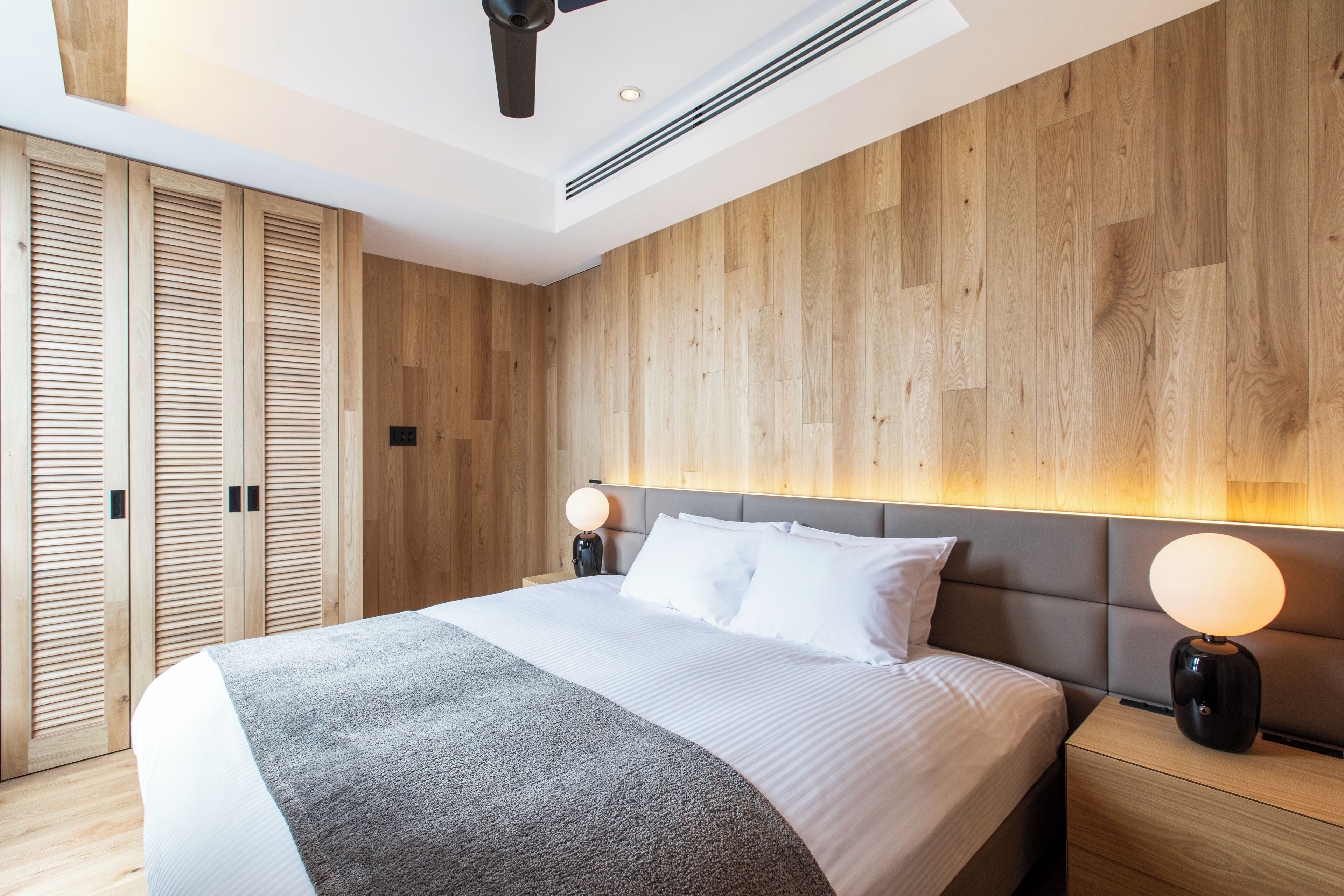 خزنة داخل الغرفة ومكتب ومساحة عمل للكمبيوتر المحمول وستائر تعتيم