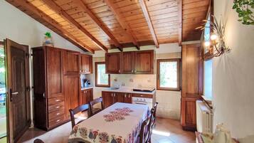 Een koelkast, een microgolfoven, een broodrooster