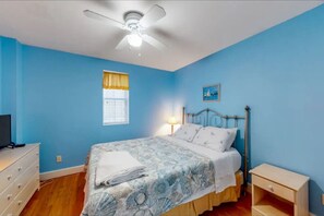 1 dormitorio, tabla de planchar con plancha, wifi y ropa de cama