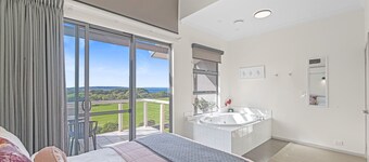 Luxurious 2-Bedroom Spa Apartment with Ocean Views