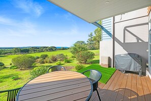 Outdoor dining - Luxurious 2-Bedroom Spa Apartment with Ocean Views (KRONKUP)