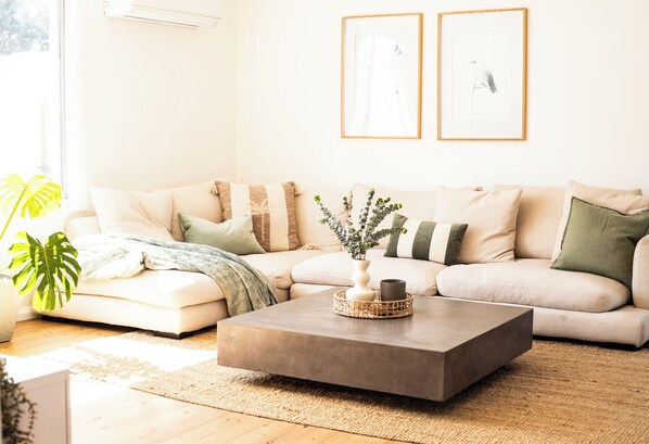 Smart TV - Casa Blanca - Lakeside Luxury (Mount Warrigal)