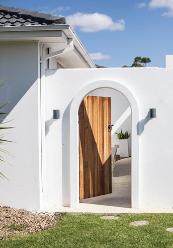 Casa Blanca - Lakeside Luxury