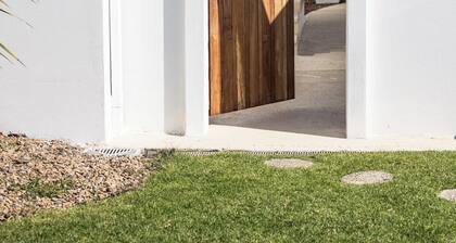 Casa Blanca - Lakeside Luxury