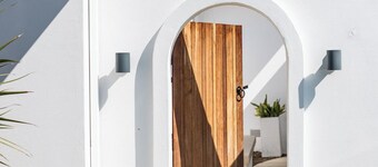 Casa Blanca - Lakeside Luxury