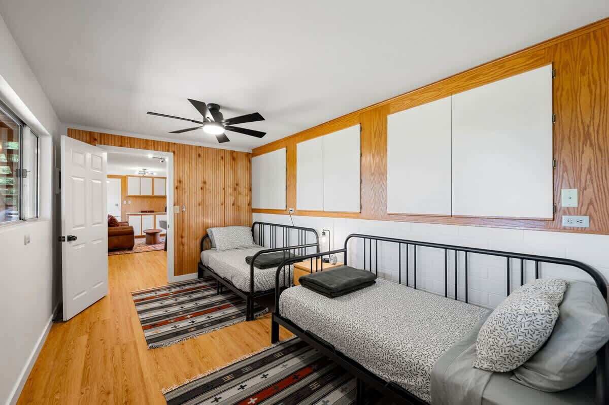 4 bedrooms, iron/ironing board, free WiFi, bed sheets