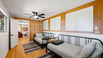 4 bedrooms, iron/ironing board, free WiFi, bed sheets