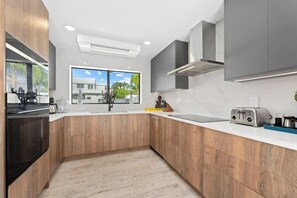 Fridge, microwave, oven, stovetop - Multi-Level Beach Estate With Heated Pool!! (Fort Lauderdale)