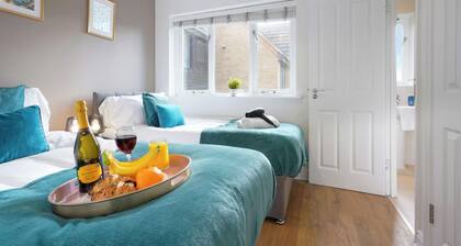 3 Bed House - Sleeps 7 - Garden - Parking - Wifi