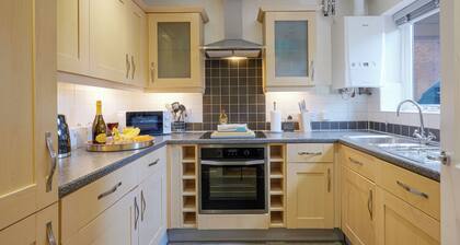 3 Bed House - Sleeps 7 - Garden - Parking - Wifi