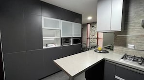 Réfrigérateur, micro-ondes, four, plaque de cuisson