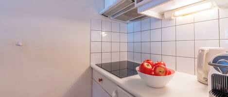 Fridge, stovetop, dishwasher, coffee/tea maker