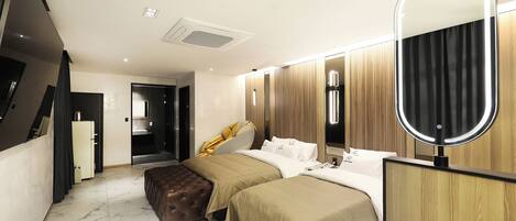 Grand Room | Desk, laptop workspace, free WiFi