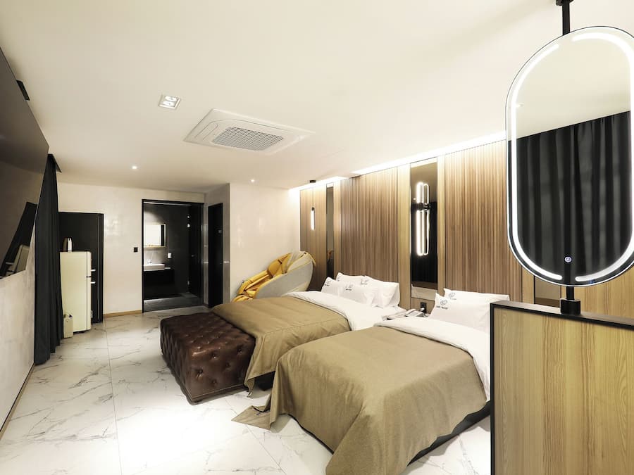 Grand Room | Desk, laptop workspace, free WiFi