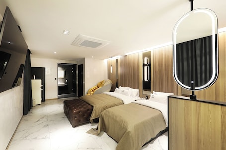 Grand Room | Desk, laptop workspace, free WiFi. Cielo Hotel