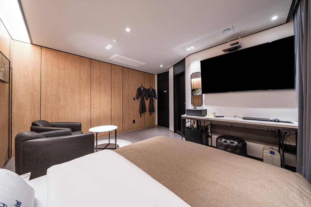 Basic Double Room | Desk, laptop workspace, free WiFi