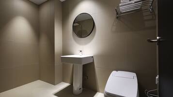 Twin Room | Bathroom | Shower, free toiletries, hair dryer, slippers