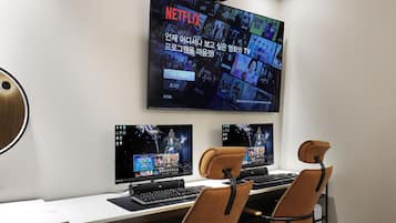 Escritorio, espacio para trabajar con laptop y wifi gratis