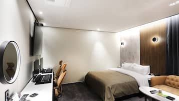 Rom – deluxe | Skrivebord, skrivebord for bærbar PC og wi-fi (inkludert)