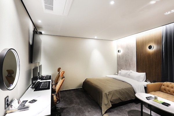 Bureau, espace de travail pour ordinateur portable, Wi-Fi gratuit