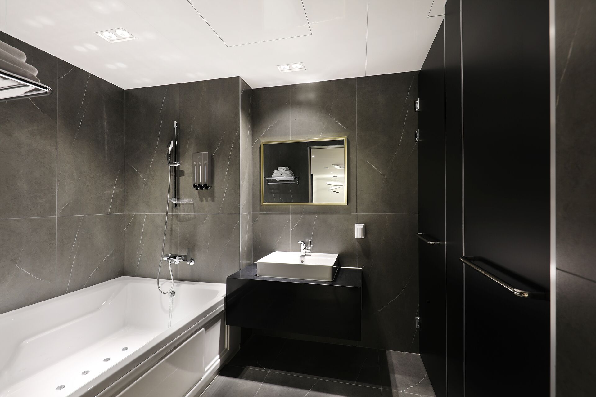Grand Room | Bathroom | Shower, free toiletries, hair dryer, slippers